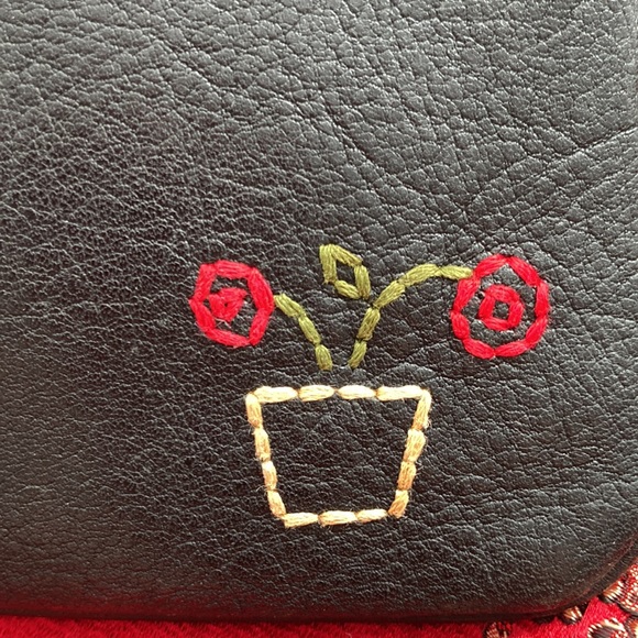 Fossil | leather wristlet with zip closure. Simple, compact and stylish. - Picture 6 of 6